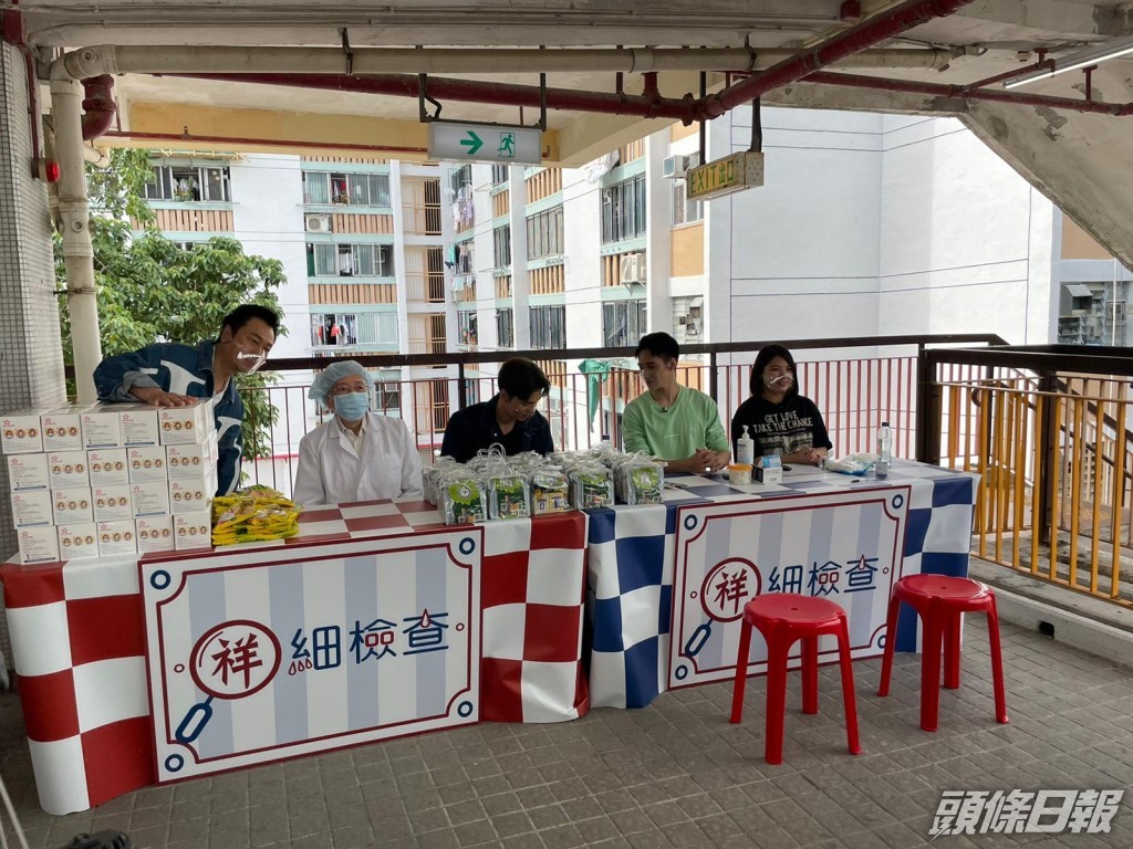 即場為街坊量血壓。